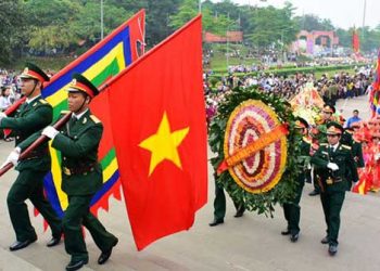 Dâng hương vua Hùng ngày giỗ tổ