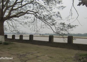 Bờ sông bến đá thị xã Phú Thọ
