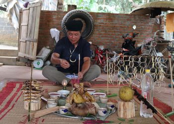 Ông Đinh Văn Hòa-người Mường (Khả Cửu) thực hiện nghi lễ “đóng cửa rừng”.