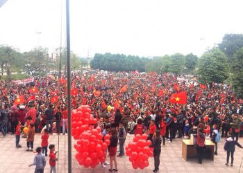 Người dân thị xã Phú Thọ cuồng nhiệt cổ vũ U23 Việt Nam