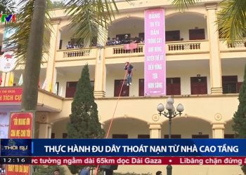 Học sinh THPT Hùng Vương thực hành thoát hiểm đám cháy từ nhà cao tầng