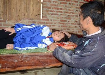 Xót lòng cảnh bố tàn tật chăm con bệnh trong cảnh đói ăn thiếu mặc