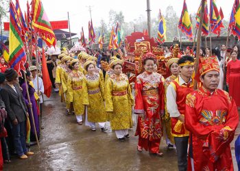 Rước kiệu hội Đền Trù Mật