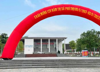 Em có về thị xã tháng năm?...