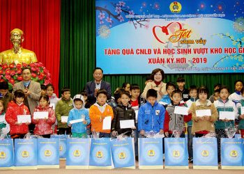 Bộ trưởng Bộ Khoa học và công nghệ tặng quà Tết tại thị xã Phú Thọ