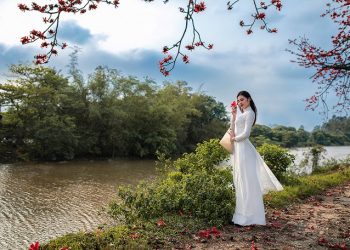 Cô gái Phú Thọ thướt tha và tinh khôi trong tà áo dài trắng