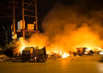 “Hồn nhiên” đốt rác dưới Trạm Biến áp ở Việt Trì