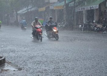 Ngày mai không khí lạnh kèm mưa đá, giông lốc tràn xuống Bắc bộ