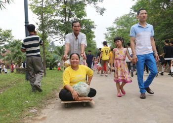 Chồng đưa vợ bại liệt từ Cần Thơ ra Đền Hùng dâng hương: ‘Giờ chết chúng tôi cũng mãn nguyện rồi’