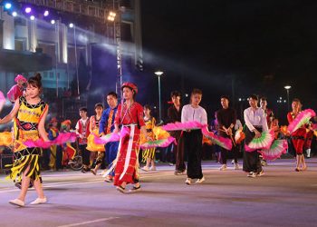 Lung linh sắc màu lễ hội dân gian đường phố tại Việt Trì