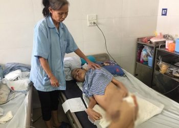 Đoan Hùng: Mẹ nghèo khẩn cầu xin cứu con trai tai nạn liệt nửa người