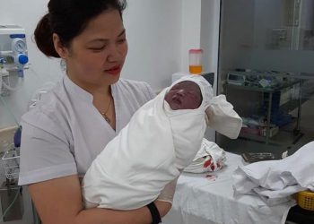 10 phút ngoạn mục cứu em bé đẻ rơi trên xe taxi ở Phú Thọ