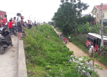Xe khách Nam Định – Phú Thọ lao qua đê, “bay” thẳng vào vườn nhà dân