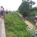 Xe khách Nam Định – Phú Thọ lao qua đê, “bay” thẳng vào vườn nhà dân