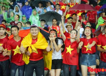 Hơn 20 nghìn CĐV Phú Thọ bất chấp mưa sét cổ vũ tiếp lửa U23 Việt Nam