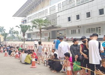 Người dân Phú Thọ xếp hàng từ 1h đêm mua vé xem U23 Việt Nam