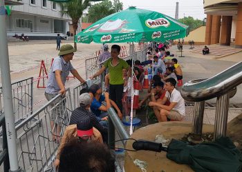 Người dân Phú Thọ xếp hàng từ 1h đêm mua vé xem U23 Việt Nam