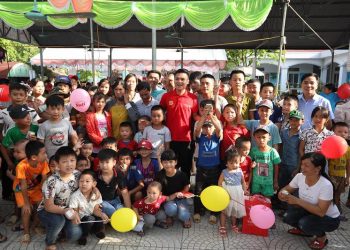 Tuyển thủ Quang Hải về thăm và giao lưu bóng đá với các em nhỏ ở Phú Thọ