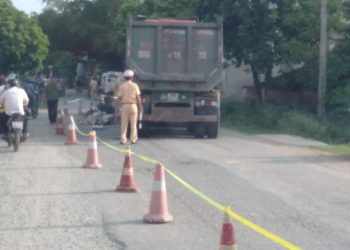 Người phụ nữ thiệt mạng dưới bánh xe tải sau TNGT trên đê Hà Thạch