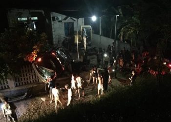 Xế hộp bay qua đê, lao vào nhà dân khiến 4 người bị thương