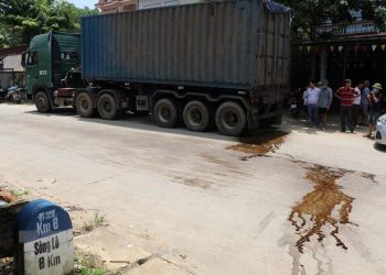 Phú Thọ: Dân vây chặn xe chở rác rỉ nước thải gây mùi hôi thối ô nhiễm môi trường