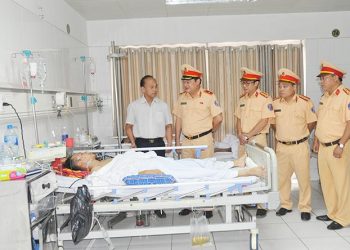 Thiếu tướng Lê Xuân Đức thăm hỏi Trung úy CSGT bị đâm lén ở Phú Thọ