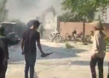 VIDEO: Người dân dùng bom xăng, gạch đá chống lại đoàn cưỡng chế ở Cẩm Khê, Phú Thọ