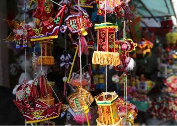 Trung thu xưa, ai còn nhớ: Lon sữa bò làm lồng đèn, ăn bánh trung thu ‘đặc sản’