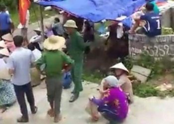 Khởi tố 10 phụ nữ vây xe công an, chống người thi hành công vụ ở Thanh Sơn, Phú Thọ