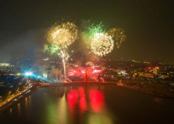 Pháo hoa rực rỡ mừng khánh thành cầu đi bộ qua hồ Công viên Văn Lang