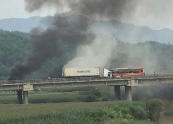 Phú Thọ: Xe đầu kéo đâm dải phân cách rồi bốc cháy dữ dội trên cao tốc