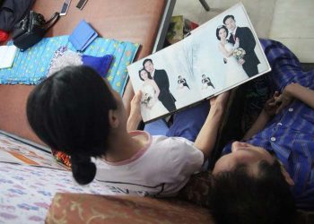 Người vợ dành cả thanh xuân suốt 10 năm chăm chồng bị liệt toàn thân