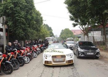 Đám cưới ở Phú Thọ gây “bão mạng xã hội với màn rước dâu bằng xe mui trần mạ vàng