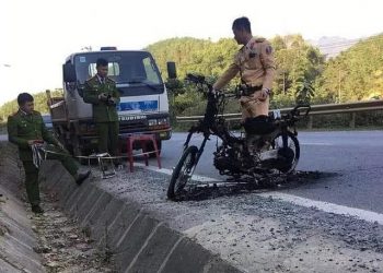 Phú Thọ: Bị kiểm tra giấy tờ, nam thanh niên đốt xe máy trước mặt CSGT