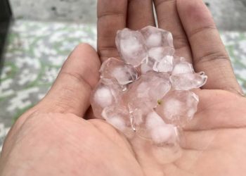 VIDEO: Mưa đá trắng đất ở Phú Thọ chiều mùng 1 Tết