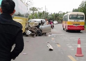 Phú Thọ: Innova lấn làn “đấu đầu” xe khách khiến 4 người thương nặng