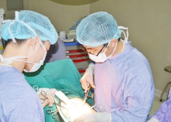 Phú Thọ: Cứu sống cháu bé 8 tuổi bị vật nghi là đạn bắn thủng ruột