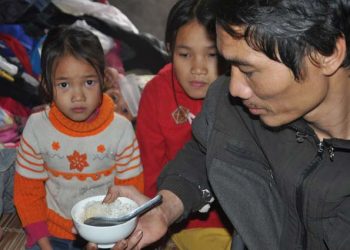 Phú Thọ: Rớt nước mắt cảnh người cha tật nguyền vét vội bát cơm trắng cho con ngày giáp Tết