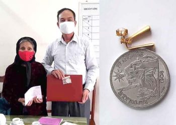 Cụ bà 90 tuổi ở Phú Thọ ủng hộ đôi bông tai vàng cho công tác chống dịch Covid-19