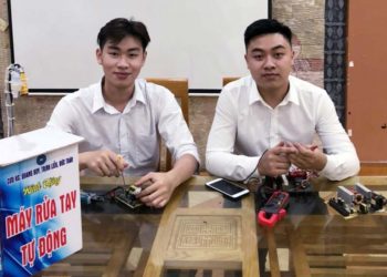 Phú Thọ: Đôi bạn trẻ chế tạo máy rửa tay tự động chung sức chống dịch Covid-19