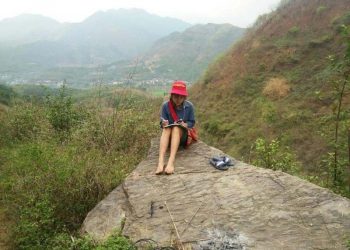 Học sinh băng rừng, ngồi mỏm đá bắt sóng 3G học trực tuyến