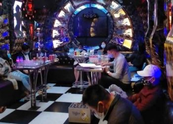 Bắt nhóm thanh niên “mở tiệc” ma túy bay lắc trong quán karaoke