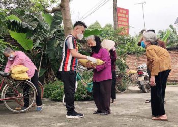 Phát gạo miễn phí giúp đỡ những hoàn cảnh khó khăn ở thị xã Phú Thọ