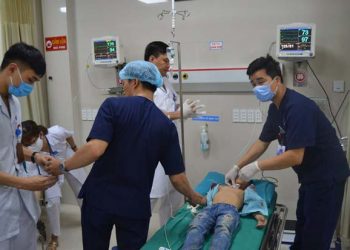 Phú Thọ: Bé trai 8 tuổi bị xe chở tôn cứa vào cổ khi đi xe đạp