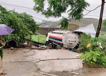 Xe bồn đâm vào nhà dân, 2 vợ chồng thương vong