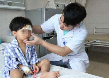 Phú Thọ: Bé gái 3 tuổi bị chó nhà hàng xóm cắn lộ xương trán
