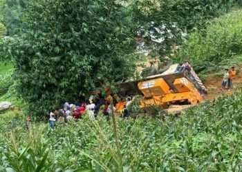 Xe cẩu lao xuống vực sâu, tài xế tử vong, mắc kẹt trong cabin