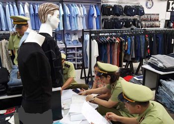 Xử phạt 16 triệu đồng vi phạm kinh doanh quần áo giả mạo nhãn hiệu