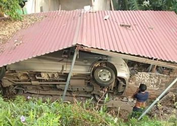 Phú Thọ: Ô tô 16 chỗ lao thẳng từ đê vào nhà dân, 16 người hoảng loạn