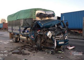 Xe tải biển 19 nát đầu trên quốc lộ 5, phụ xe tử vong trong cabin